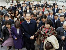 残留孤児訪中団と握手する中国の温家宝首相（中央）＝１１日、北京の中南海