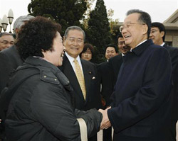 残留孤児訪中団を出迎える中国の温家宝首相（右）。中央は野田毅元自治相＝１１日、北京の中南海
